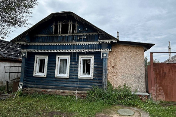В Иванове на 8-й Сосневской огонь уничтожил дом, гараж и баню